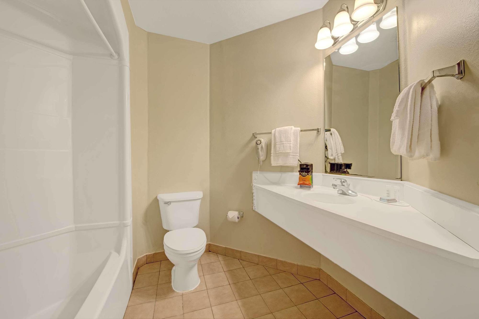 Days Inn & Suites By Wyndham Augusta Near Fort Eisenhower Εξωτερικό φωτογραφία